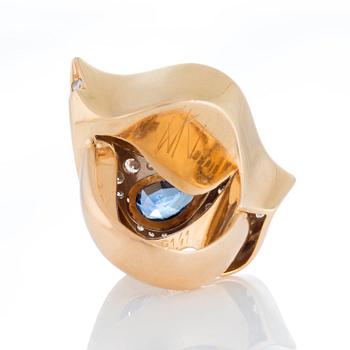 Kristian Nilsson ring med en gul safir 10.10 ct och en blå safir 2.52 ct.