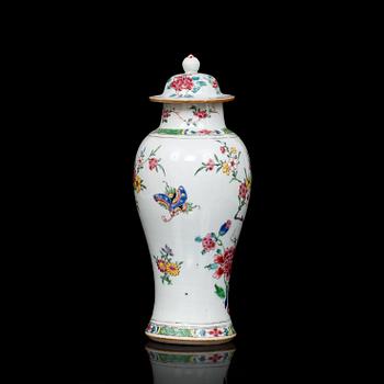 URNA MED LOCK, porslin. Kina, famille rose. 1700-tal.