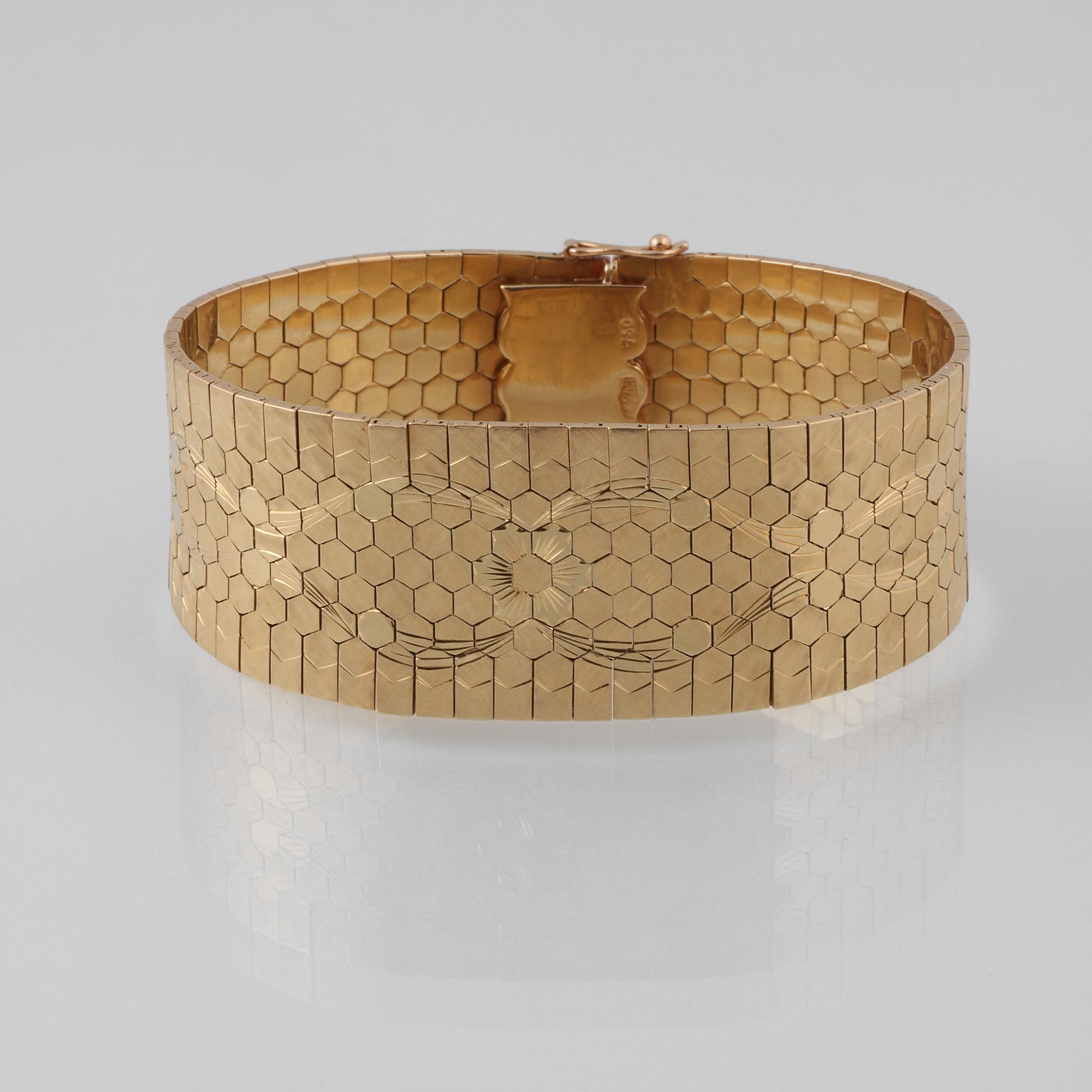 ARMBAND SAMT BROSCH, 18K guld med fasettslipade blå safirer och rubiner, Italien. Vikt 84,6 gram.