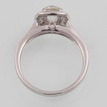 RING, 18K vitguld med äldre briljantslipad diamant ca 1.01 ct samt små briljantslipade diamanter ca 0.26 ct. Vikt 4,2 g.