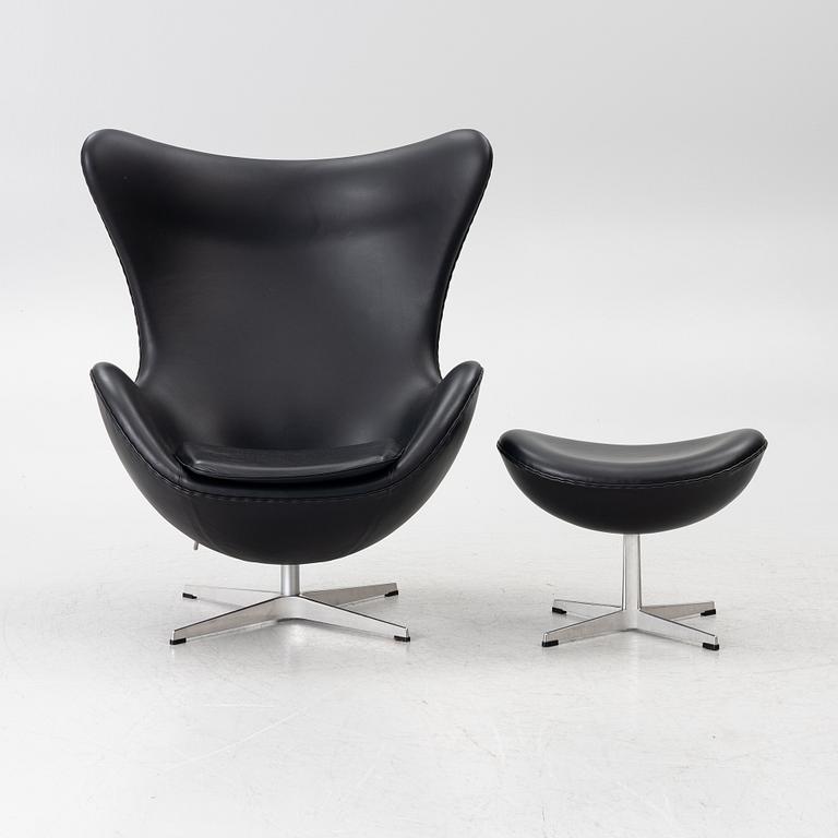 Arne Jacobsen, fåtölj med fotpall, "Ägget", Fritz Hansen, Danmark, 2022.