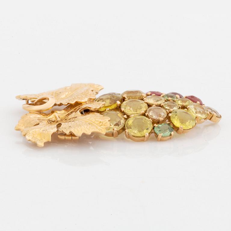 A brooch and a pair of earrings in 18K gold set with tourmalines and garnets.