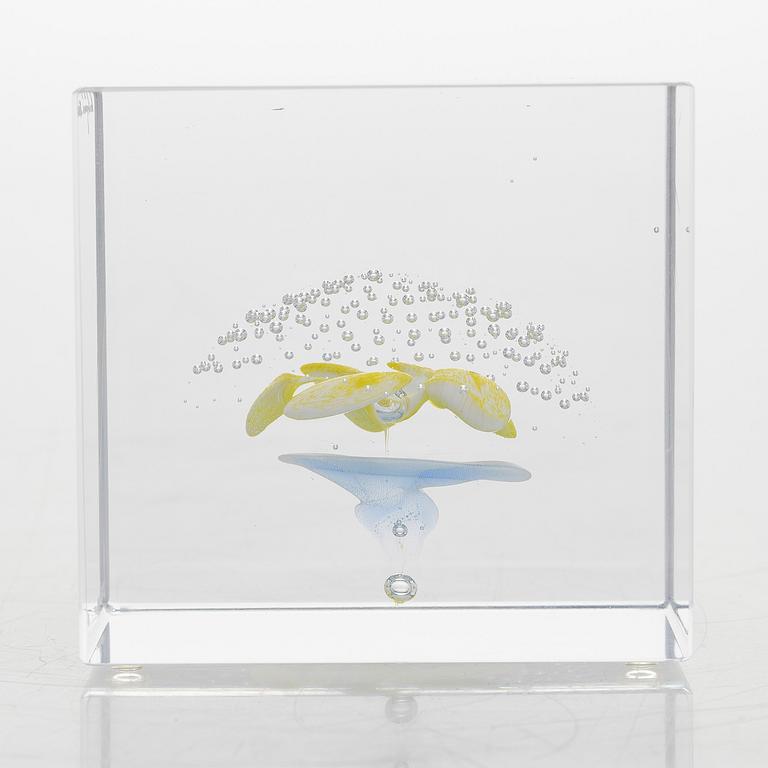 Oiva Toikka, an annual glass cube 2000, signed Oiva Toikka Nuutajärvi 2000, 963/2000.