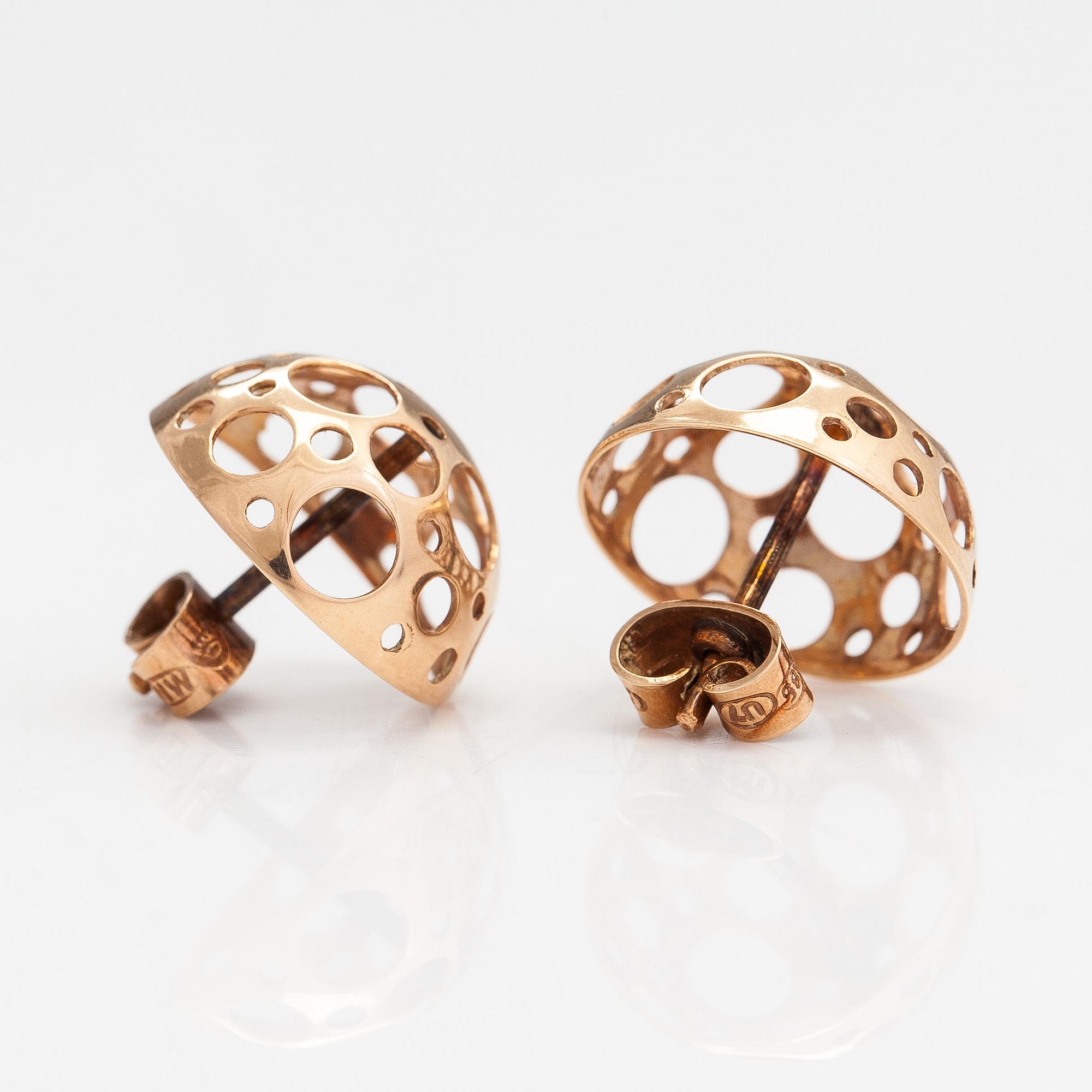 Liisa Vitali, Örhängen "Leppäkerttu", 14K guld. Westerback, Helsingfors 1973.