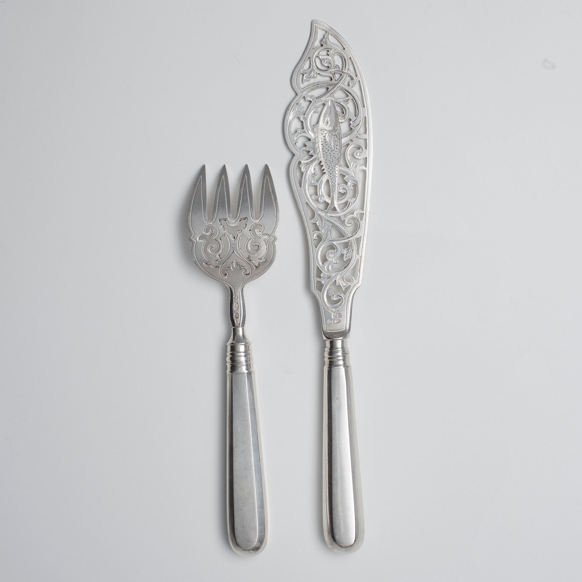 FISKBESTICK, 84 silver. Stämplade A.M och PJS. St. Petersburg 1908-17. Längd 20-27 cm. Vikt 179 g.
