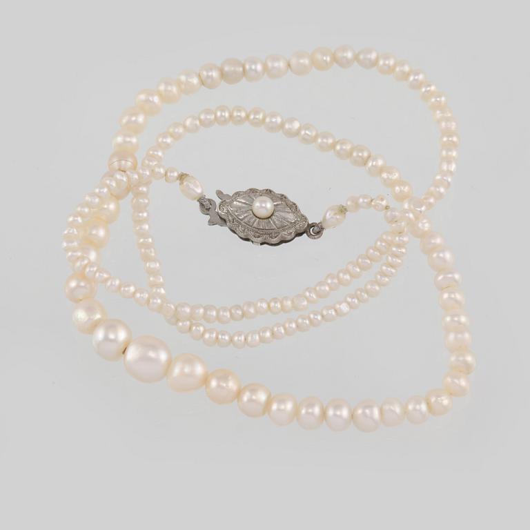 COLLIER, odlade pärlor med lås i silver.