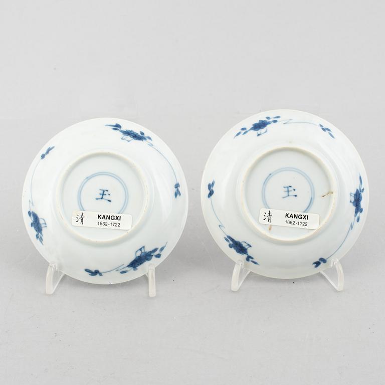 A blue and white Chinese porcelain cup with saucer, Kangxi (1662-1722).