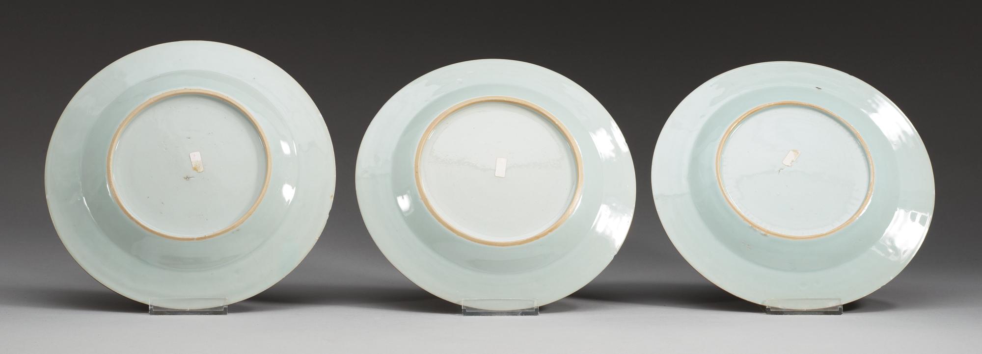 TALLRIKAR, tre stycken, kompaniporslin. Qing dynastin, Qianlong (1736-95).