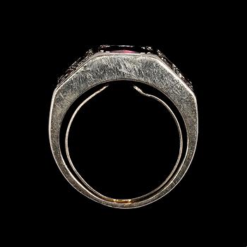 RING, ruby set with brilliant cut diamonds, tot. app. 1 cts.