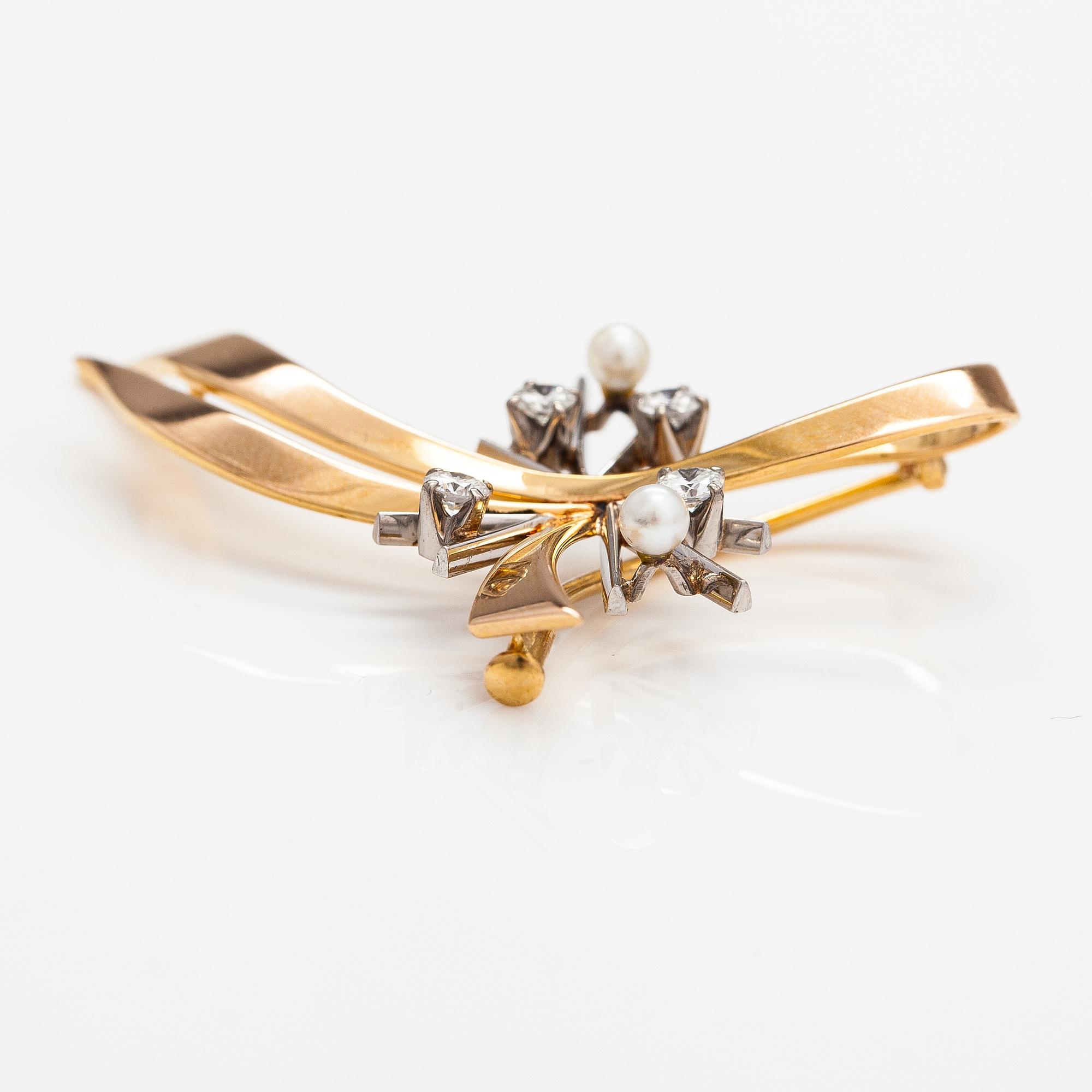 An 18K gold brooch with cultured pearls and ca. 0.30 ct diamonds. Westerback, Helsinki 1967.