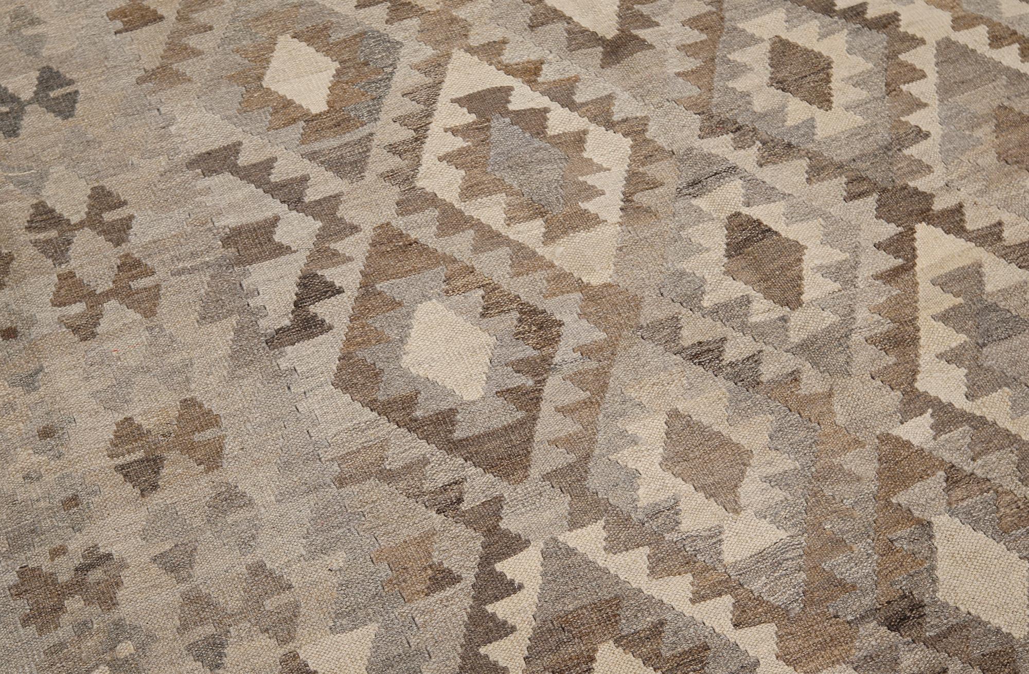 A Kilim rug, approx. 288 x 205 cm.