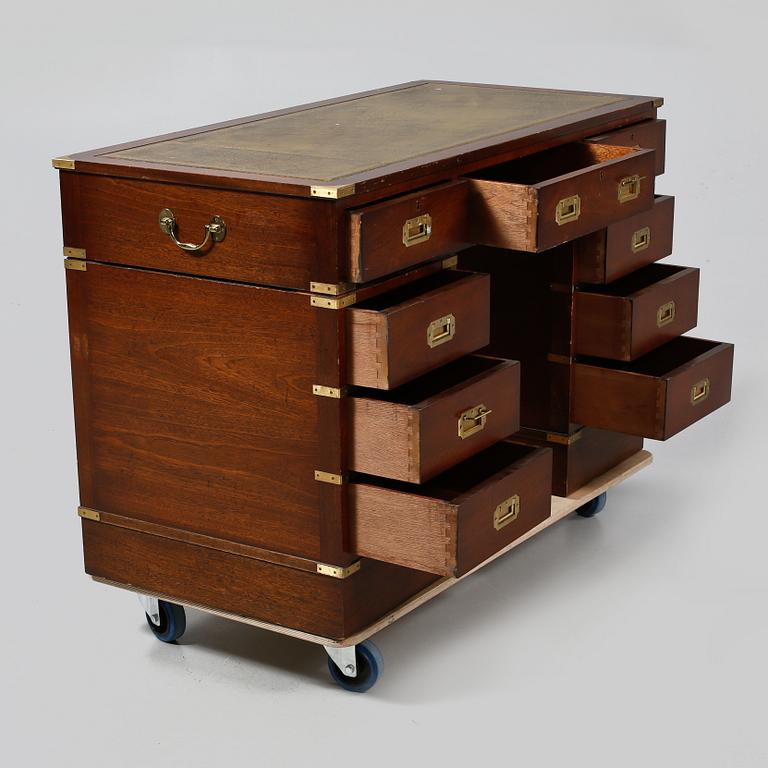 SKRIVBORD, Engelsk stil, 1900-talets andra hälft.