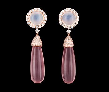 969. A pair of rose quartz, moon stone and brilliant cut diamond earrings, tot. app. 2.29 cts.