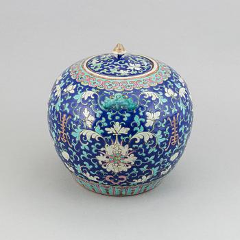 A famille rose jar with cover, Qing dynasty, circa 1900.