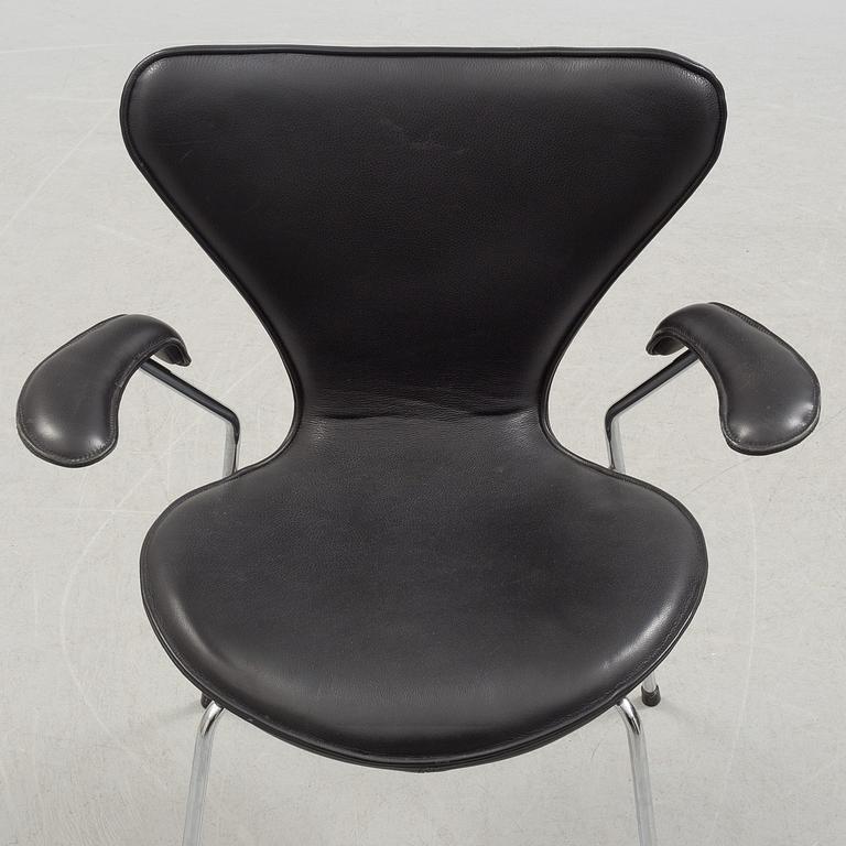 ARNE JACOBSEN, a pair of leather upholstered armchairs by Fritz Hansen, Danmark.