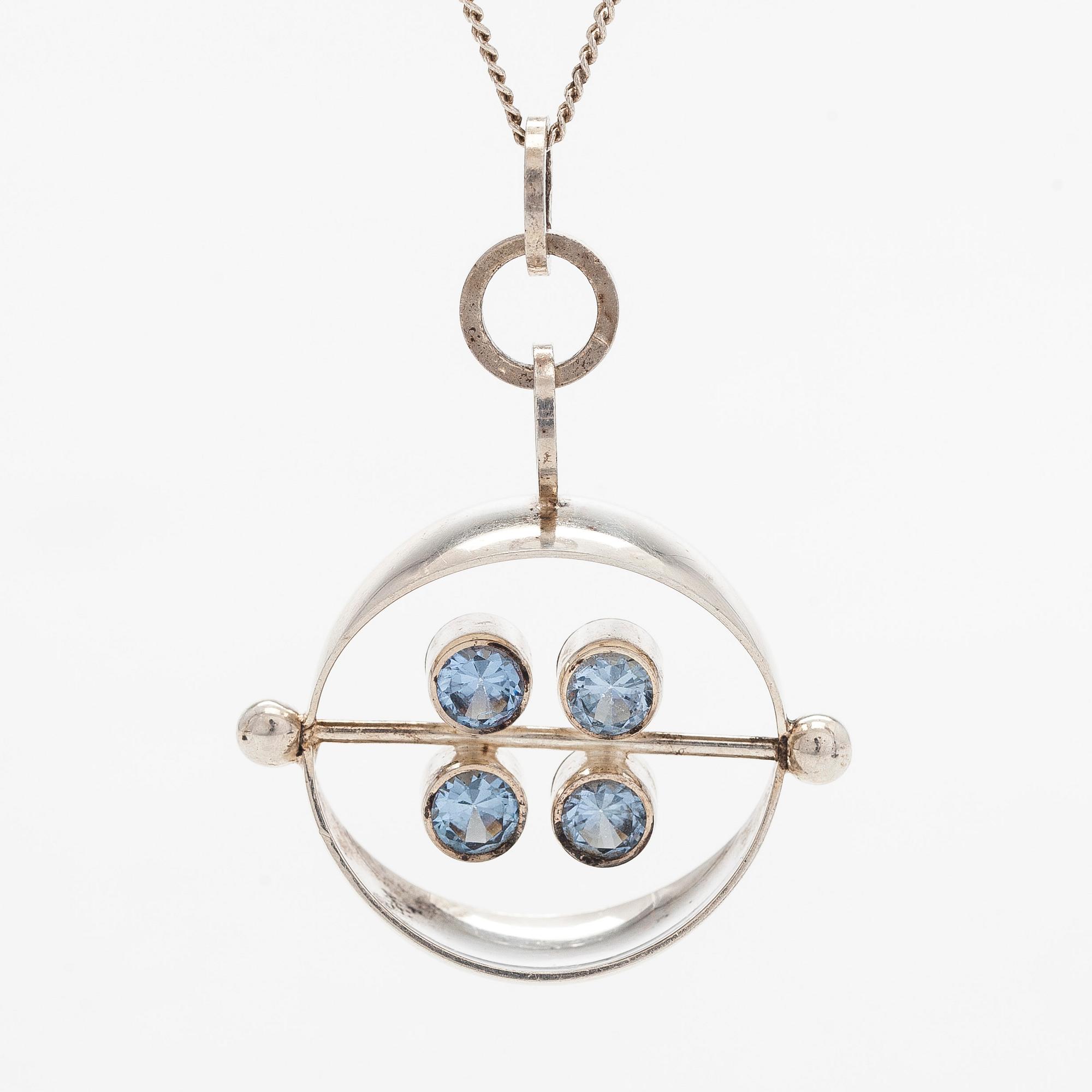 Elis Kauppi, hänge, silver och syntetiska spineller, Kupittaan Kulta, Åbo 1966.