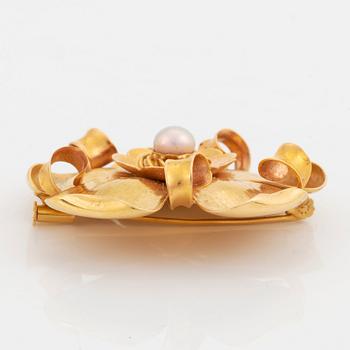 An 18K gold Borgila brooch set with a cultured pearl.