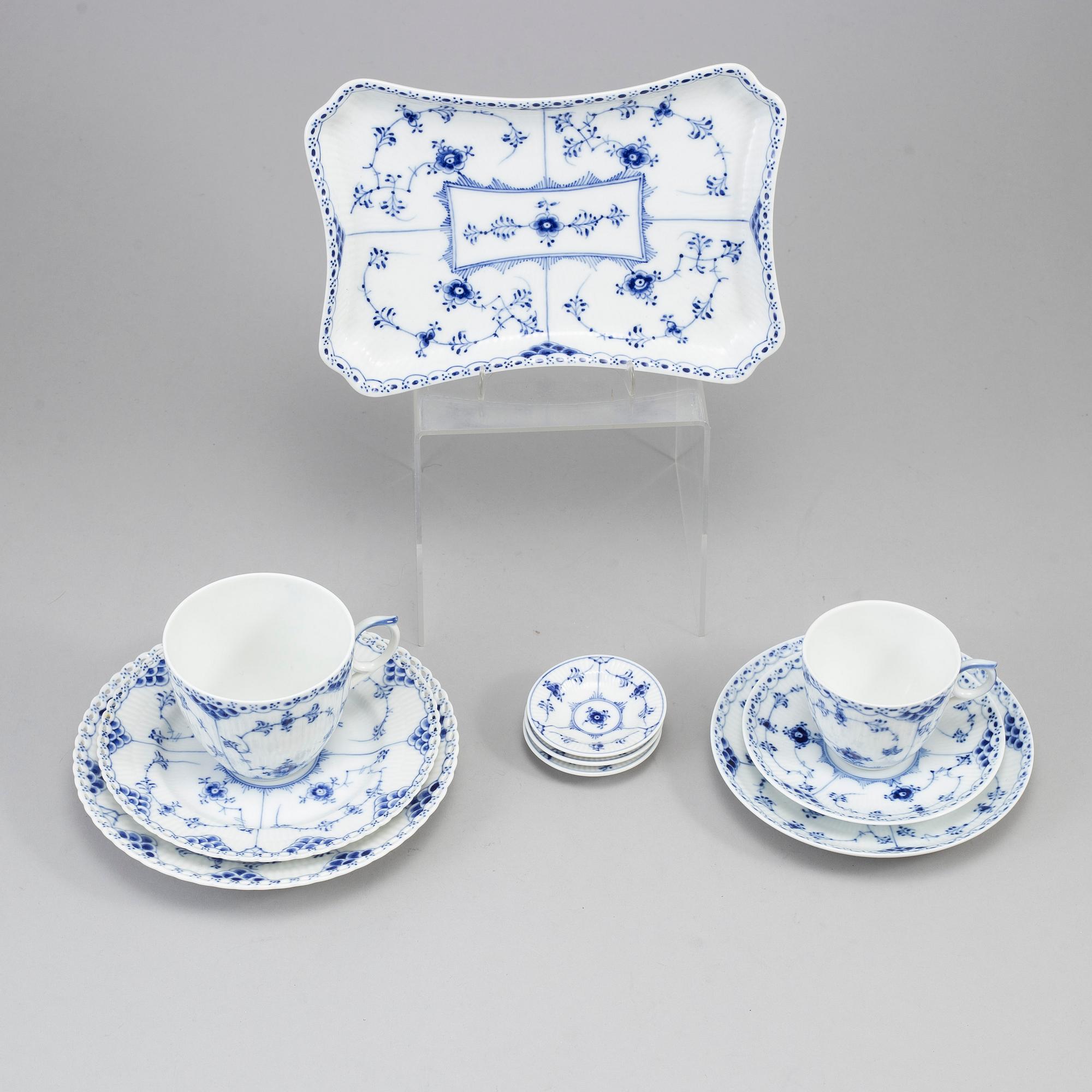 36 pieces of 'Musselmalet' by Royal Copenhagen.