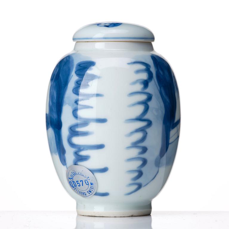 A blue and white tea caddy with cover, Qing dynasty, Kangxi (1662-1722).