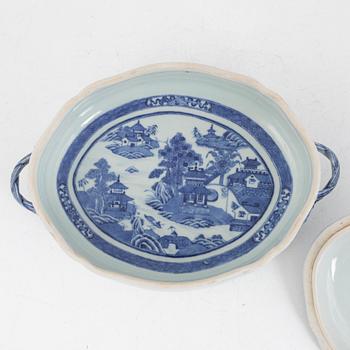 A tureen and nice plates, export porcelain, China, 18th century.