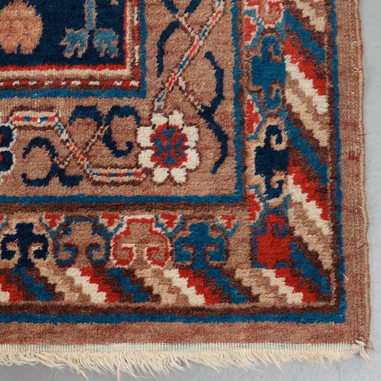 A carpet, a semi-antique Khotan, Xinjiang, China, ca 287-290,5 x 154-156 cm.