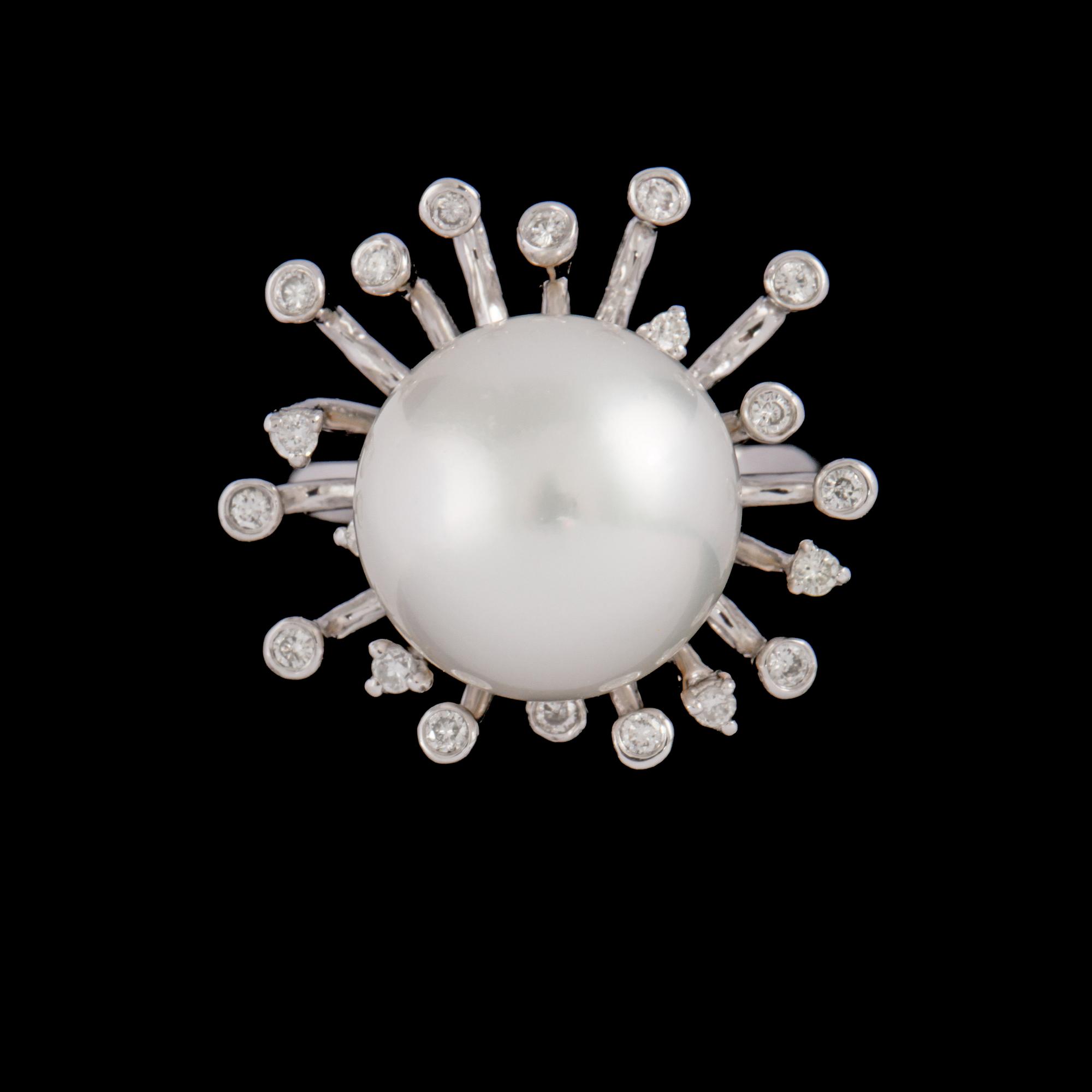 RING, 18k vitguld med briljantslipade diamanter, 0.26 ct samt Australiensk odlad South Sea pärla. Vikt 10 g.