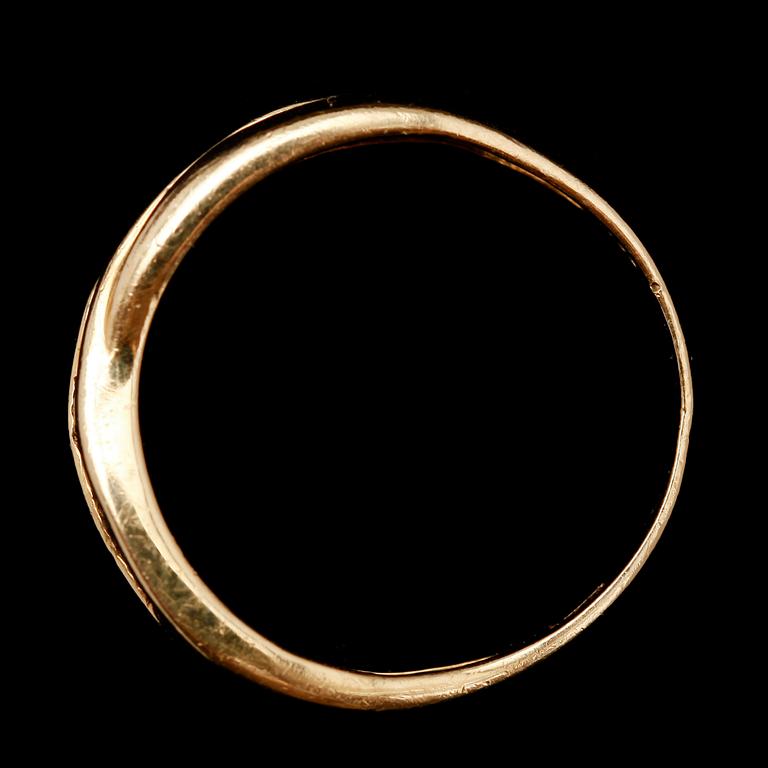 RING, 18 k guld, med 5 små briljanter och 4 safirer. Vikt ca 3 g.