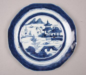 TALLRIKAR, 12 st samt ASSIETTER, 4 st, porslin, Kina, 1700-1800-tal.