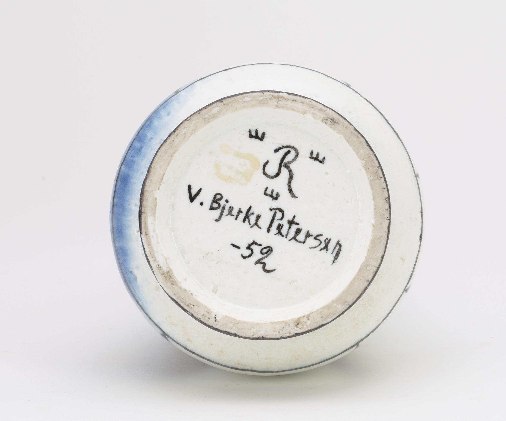 A Vilhelm Bjerke Petersen stoneware vase, Rörstrand 1952.