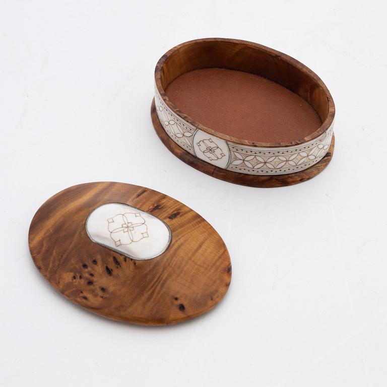 A box with lid by Bertil Fällman, Reindeer horn and birch, signed.
