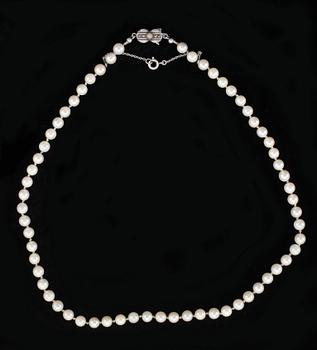 COLLIER OCH ARMBAND, 2+1 delar, odlade saltvattenspärlor med lås i silver.