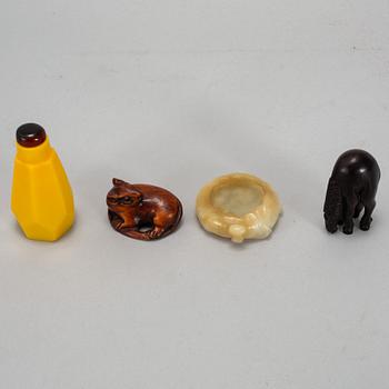 PENSELBAD, nefrit, SNUSFLASKA, glas, samt NETSUKE, två stycken. Kina och Japan, 1900-tal.