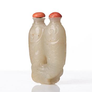 A nephrite double fish snuff bottle with stoppers, Qing dynasty (1664-1912).