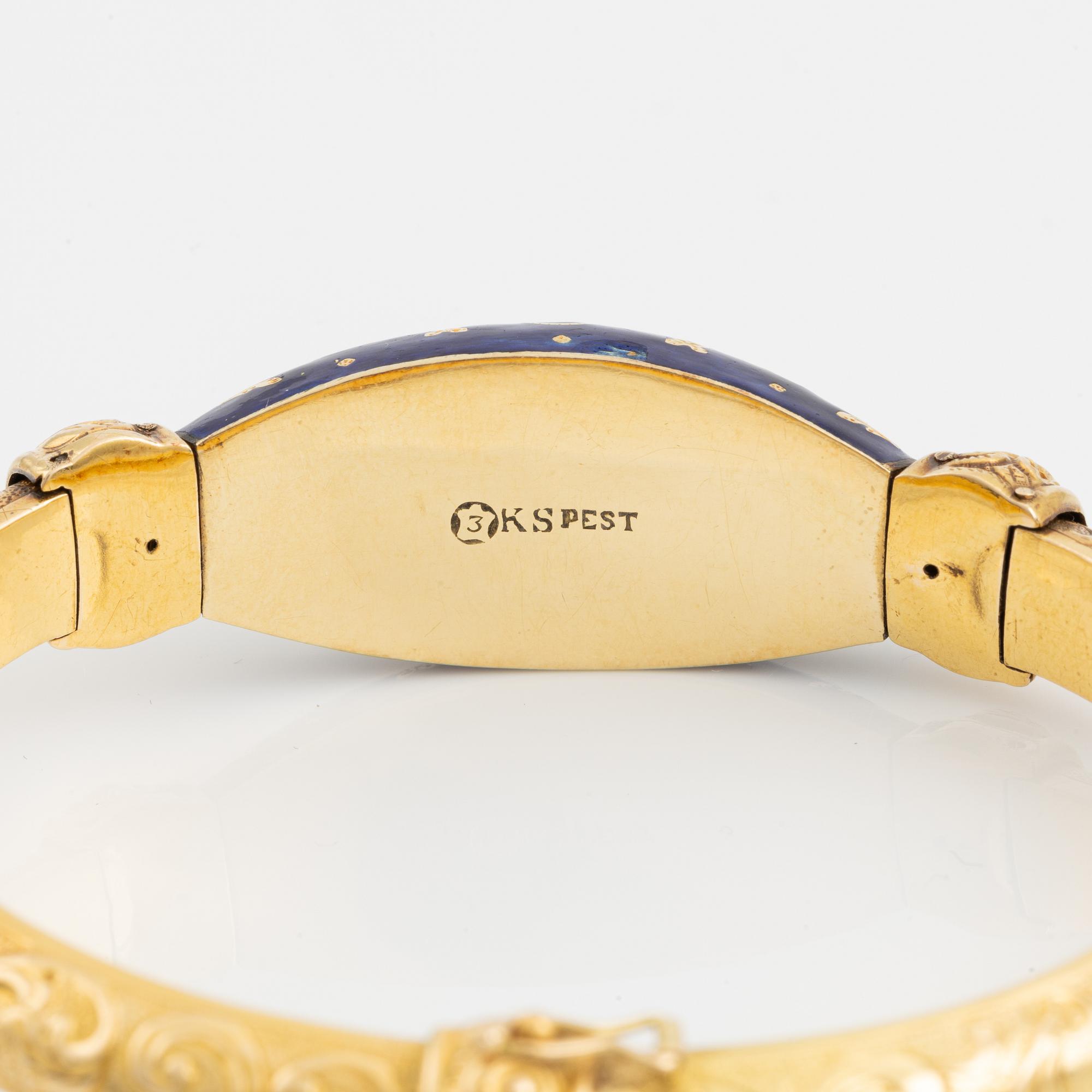 Armring, guld, blå emalj och rosenstenar.