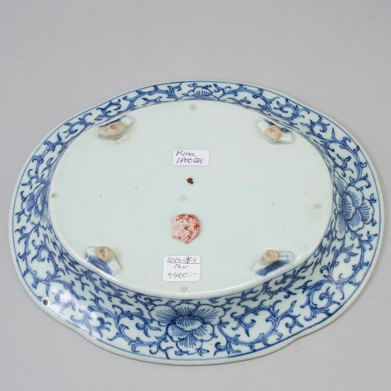 A pair of Chinese blue and white narcissus bowls. Qing dynasty, 19th century.