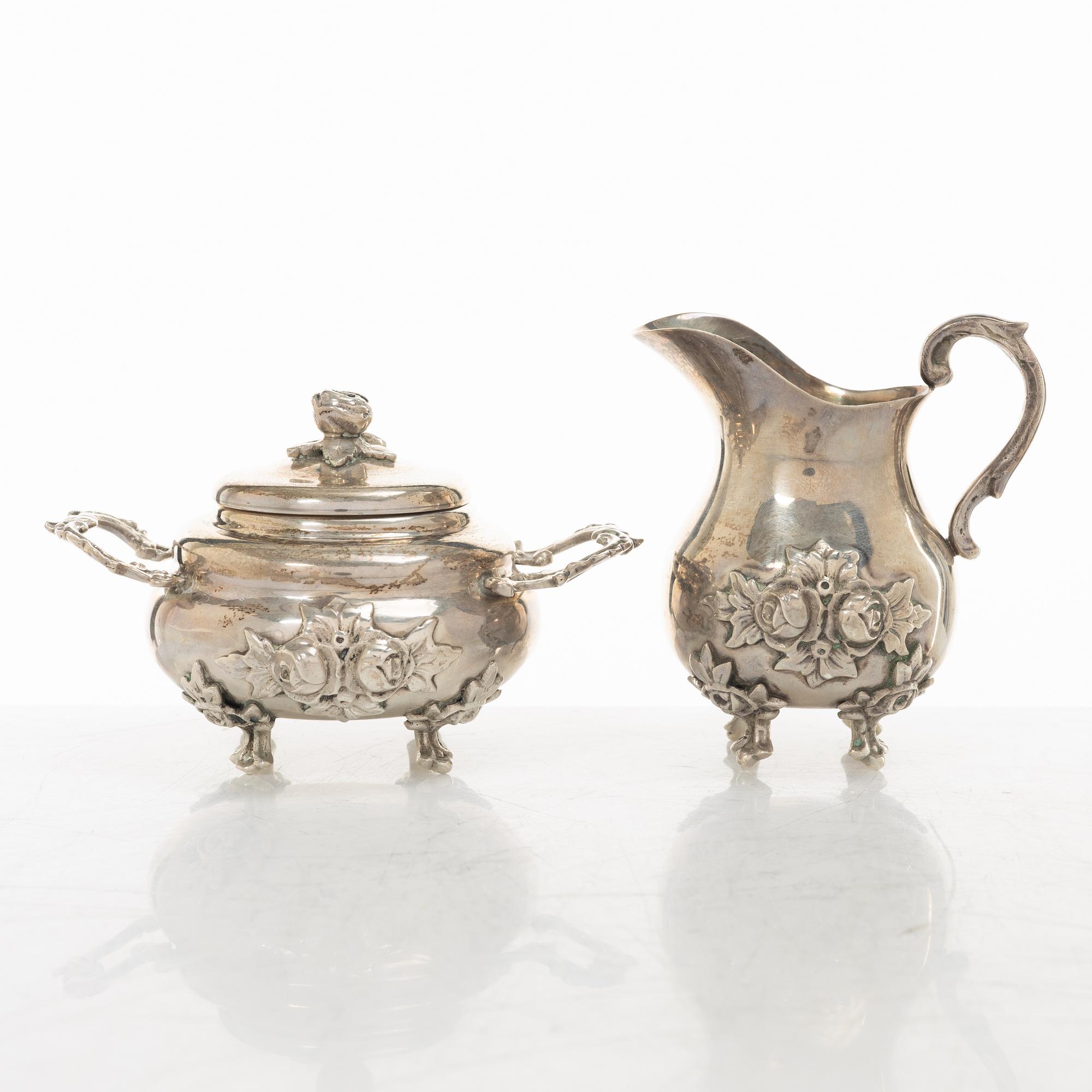 Bricka, gräddkanna, sockerskål samt sockertång, silver, rokokostil, 1900-tal.