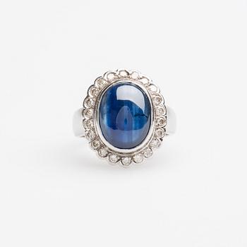 RING, 18K vitguld med cabochonslipad safir samt briljantslipade diamanter ca 0.60 ct.