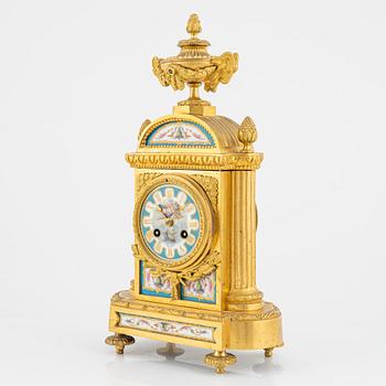 A Louis XVI-style mantel clock, Glasgow, around the year 1900.