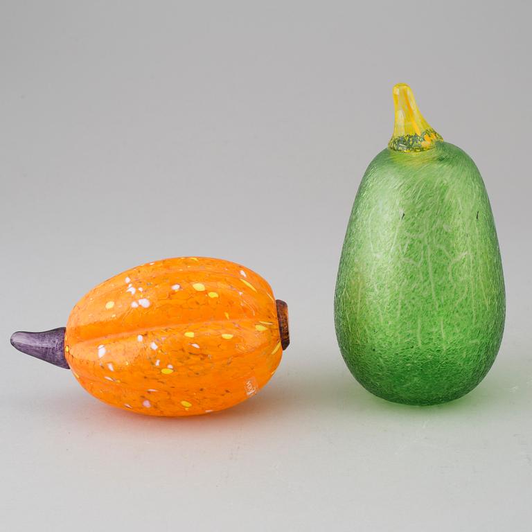 GUNNEL SAHLIN, five glass fruits from Kosta Boda Artist Collection.