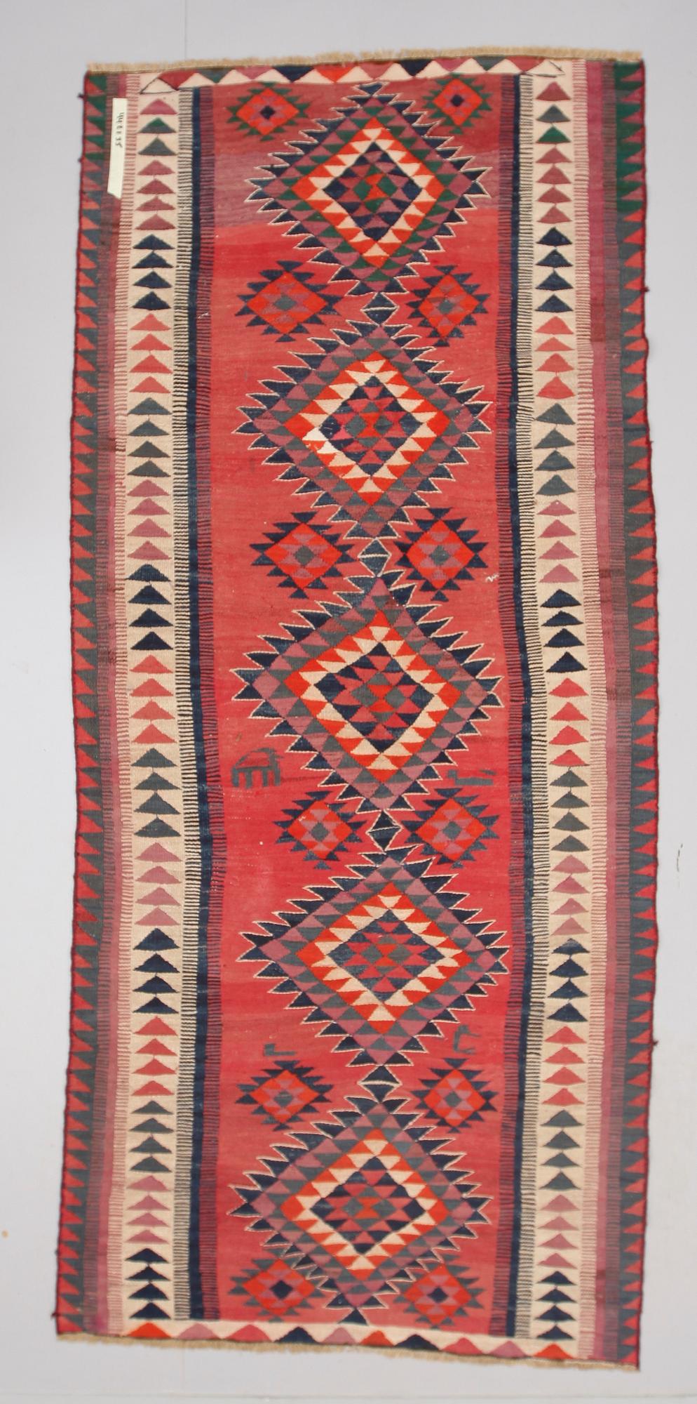 MATTA, Kelim, 358 x 221 cm.