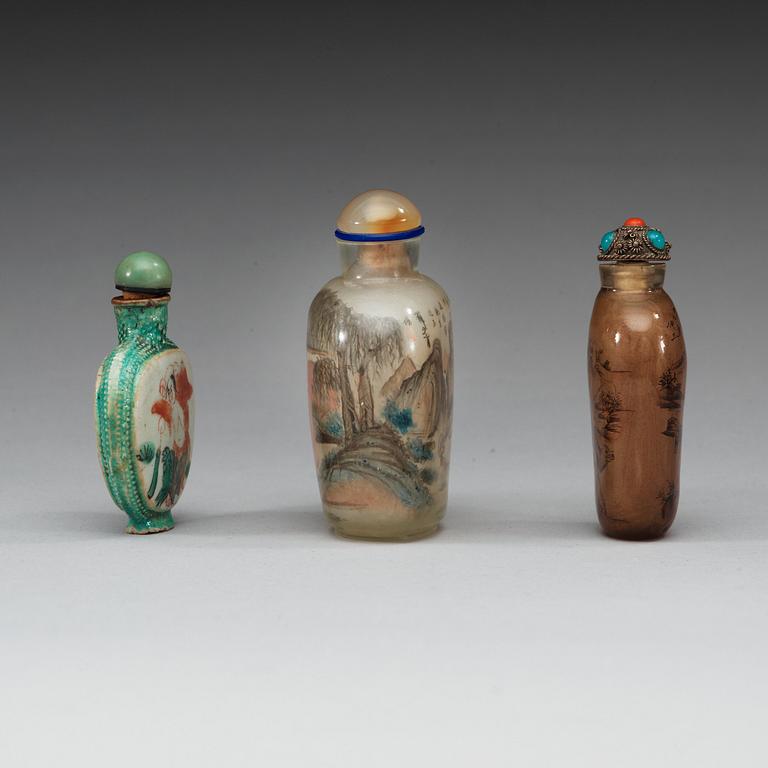 A set of three Chinese snuff bottles with stoppers.