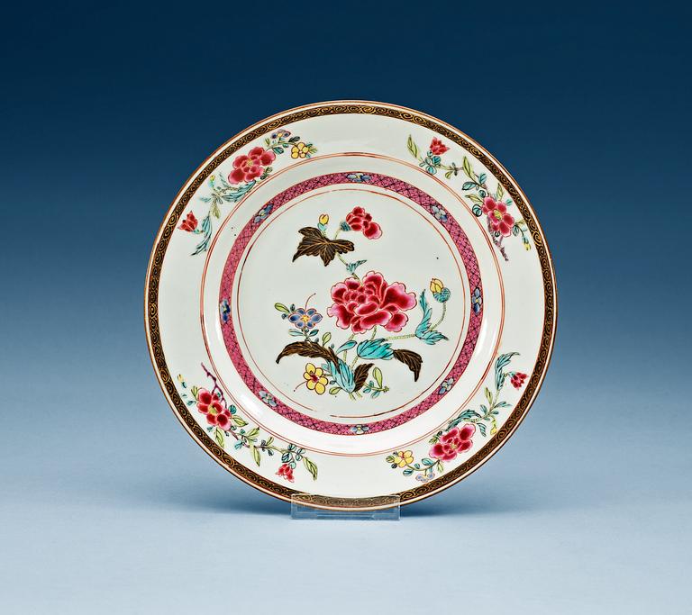 A set of six famille rose dinner plates, Qing dynasti, Qianlong (1736-95).