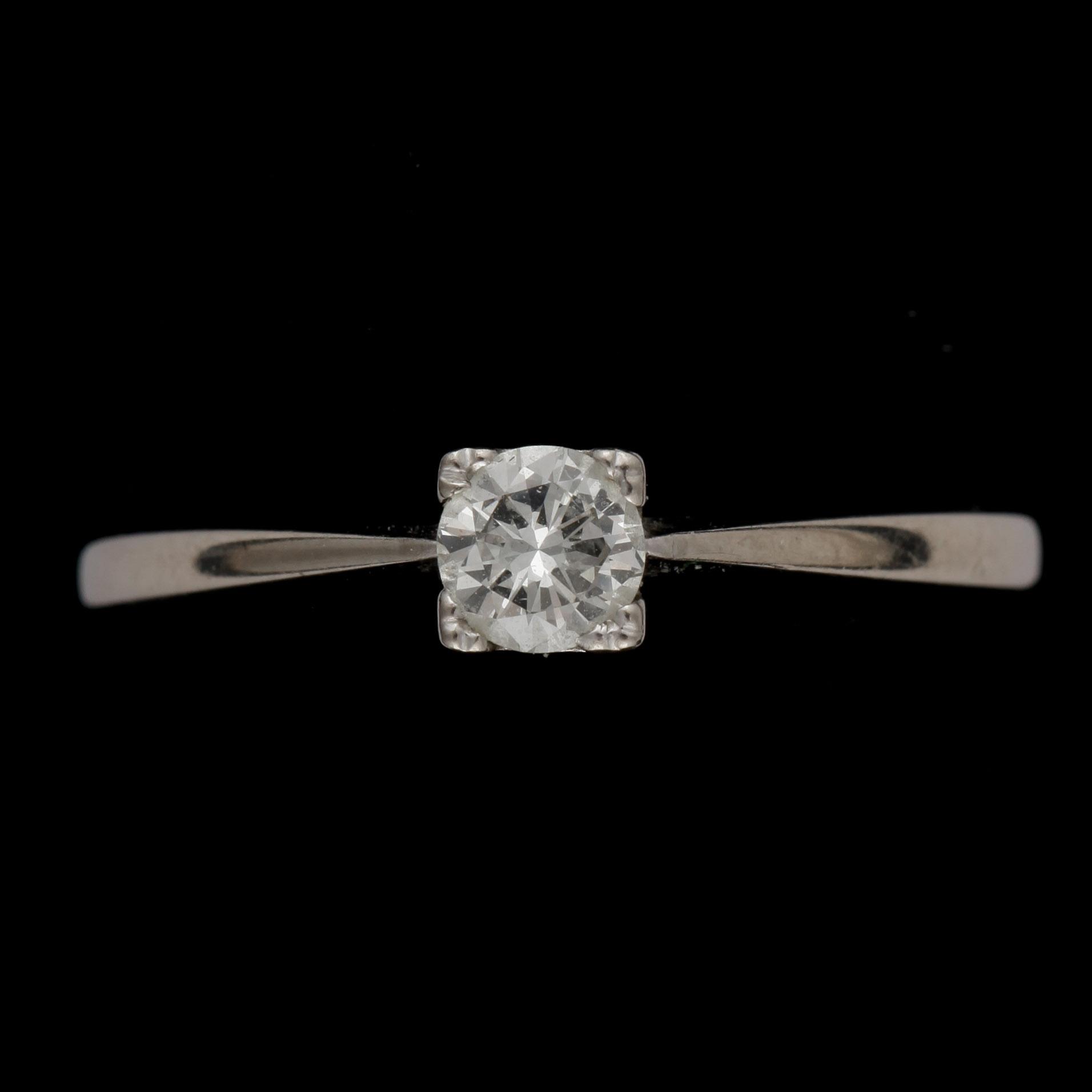 RING, 18k vitguld med briljantslipad diamant ca 0,27 ct. Vikt ca 2,4 gram.