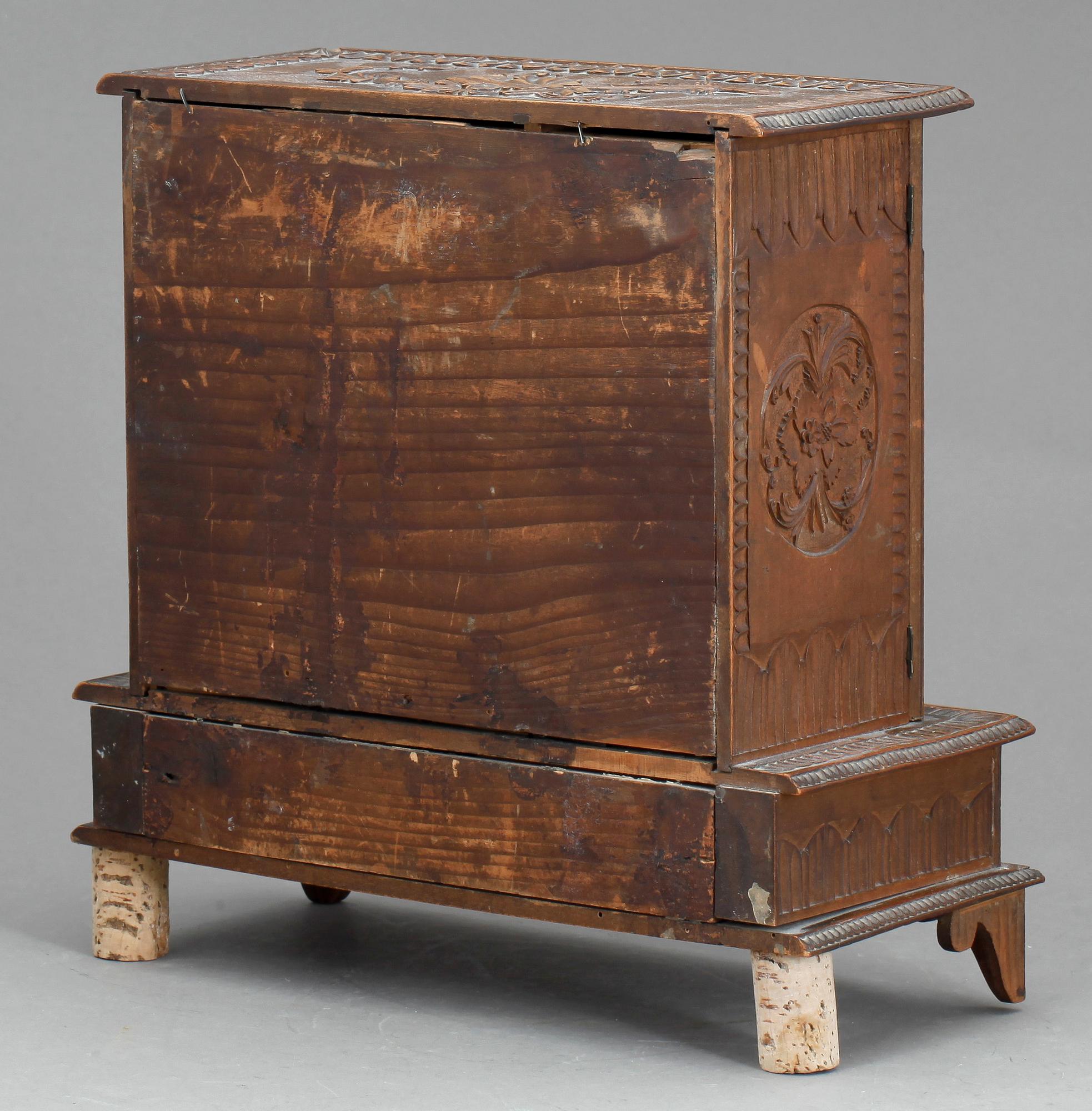 MINIATYRSKÅP, skuret trä, 1800-talets slut.