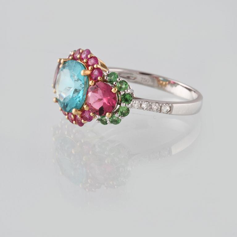 RING, 18K vitguld med bl a briljantslipade diamanter ca 0.10 ct samt rubiner ca 0.39 ct. Vikt 3,6 gram.