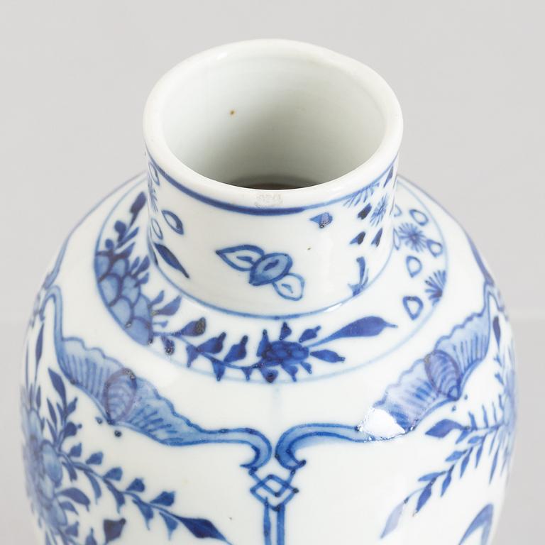 A blue and white porcelain vase, China, Qing dynasty, 19th century.