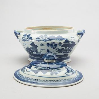 A Chinese blue and white porcelain tureen early 1800's.