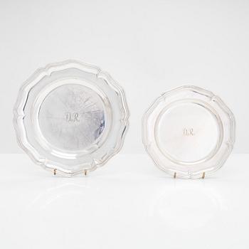 Uppläggningsfat, 4 st, och skålar, 2 st, silver, svenska, danska och finska stämplar 1918-1948, samt försilvrad coaster.