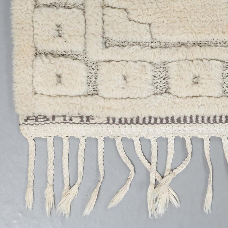 Märta Måås-Fjetterström, A CARPET, "Vita spetsporten", knotted pile in relief, ca 242,5 x 168,5 cm, signed AB MMF.