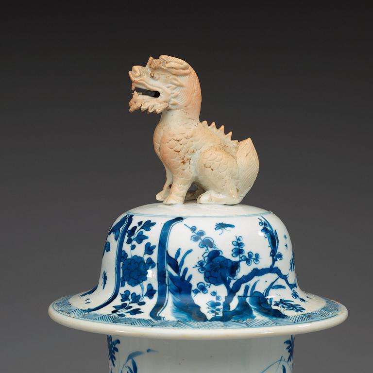 A large blue and white vase, Qing dynasty, Kangxi (1662-1722).